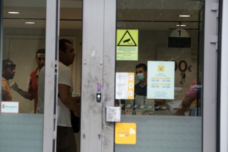 Πώς έδρασαν οι ένοπλοι στη ληστεία της Πειραιώς όπως καταγράφηκε από τις κάμερες