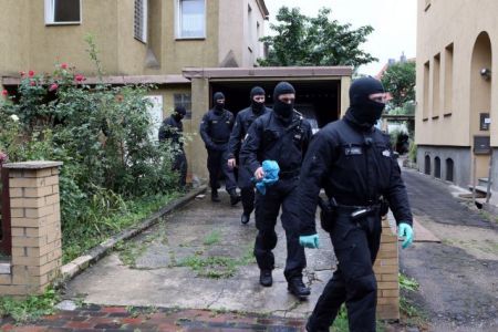 Προς απαγόρευση της μπούρκα και απελάσεις-εξπρές στη Γερμανία