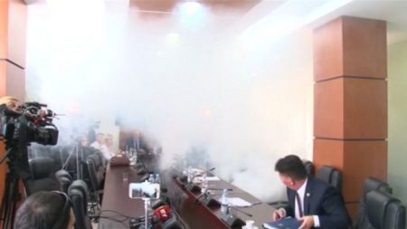 Δακρυγόνα στη Βουλή του Κοσόβου