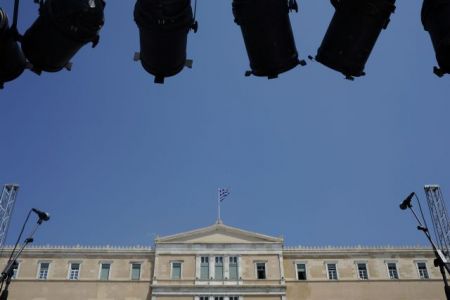 Φωταγωγείται η Βουλή για την Παγκόσμια Ημέρα κατά του Καρκίνου
