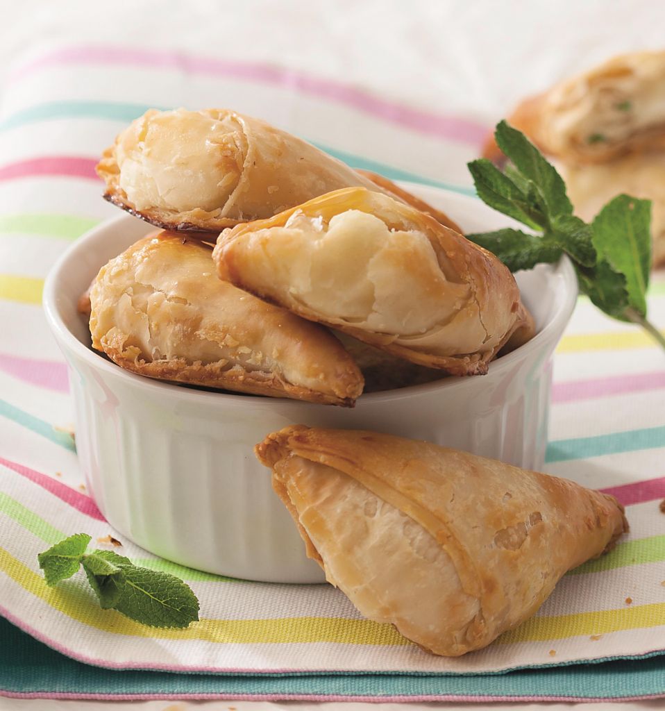 Αρωματικά τυροπιτάκια με 2 τυριά