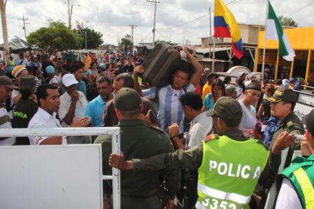 Χιλιάδες από τη Βενεζουέλα στην Κολομβία για λίγα φάρμακα και τρόφιμα