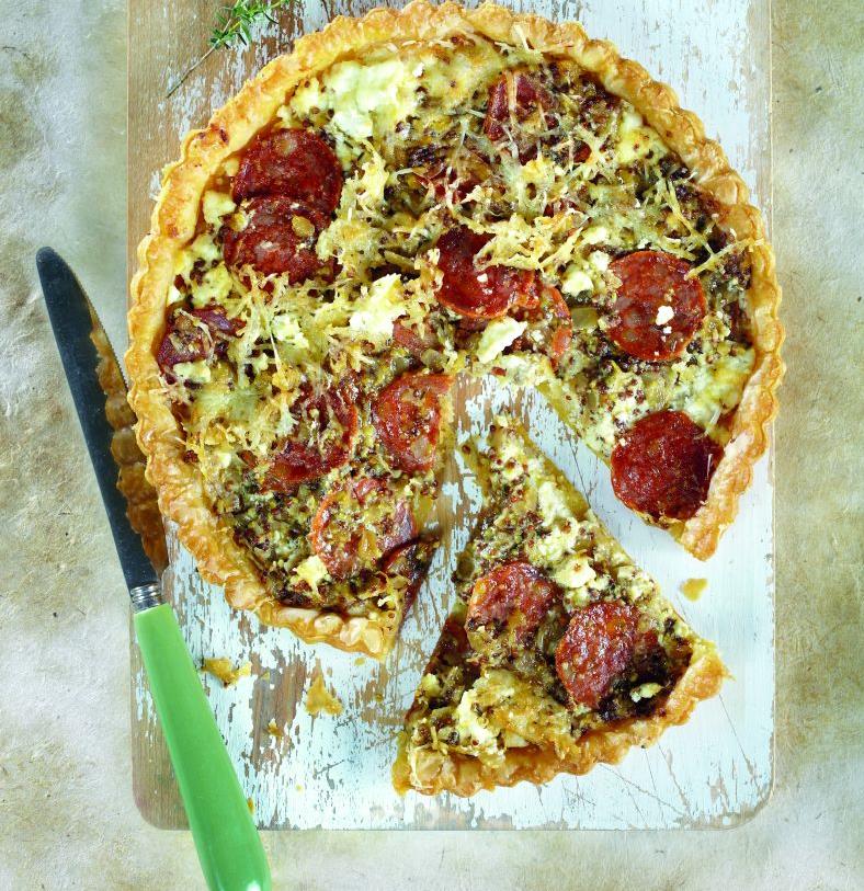 Τάρτα με πεπερόνι, κρεμμύδια, φέτα και κεφαλογραβιέρα