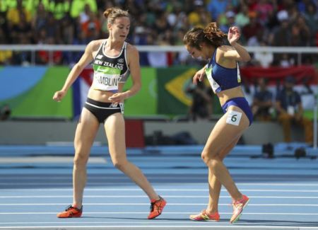 Σταμάτησαν τον αγώνα τους για να αλληλοβοηθηθούν