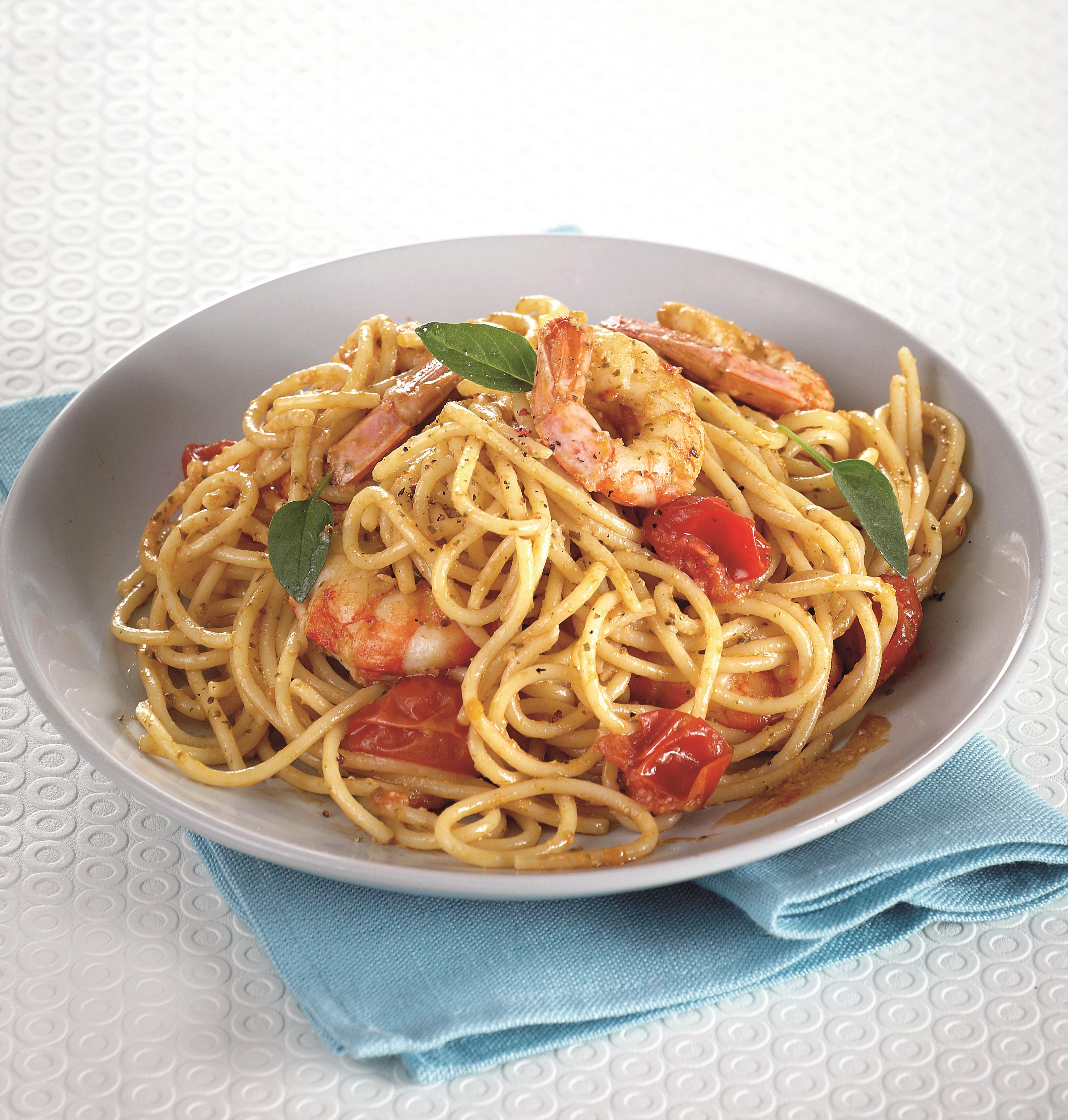 Σπαγγέτι με γαρίδες και πέστο βασιλικού