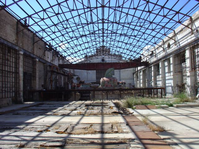 Ρημάζει το εργοστάσιο της ΔΕΗ στο Φάληρο