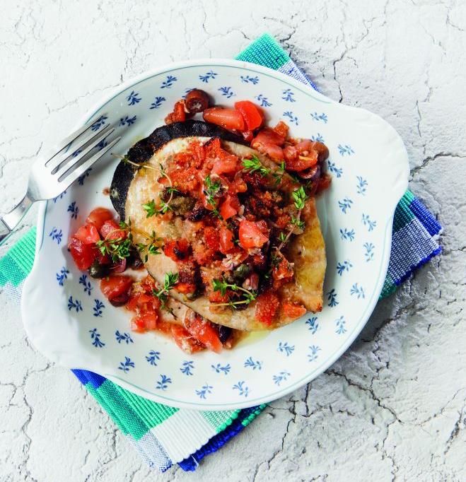 Ξιφίας στον φούρνο με ντομάτα και ελιές