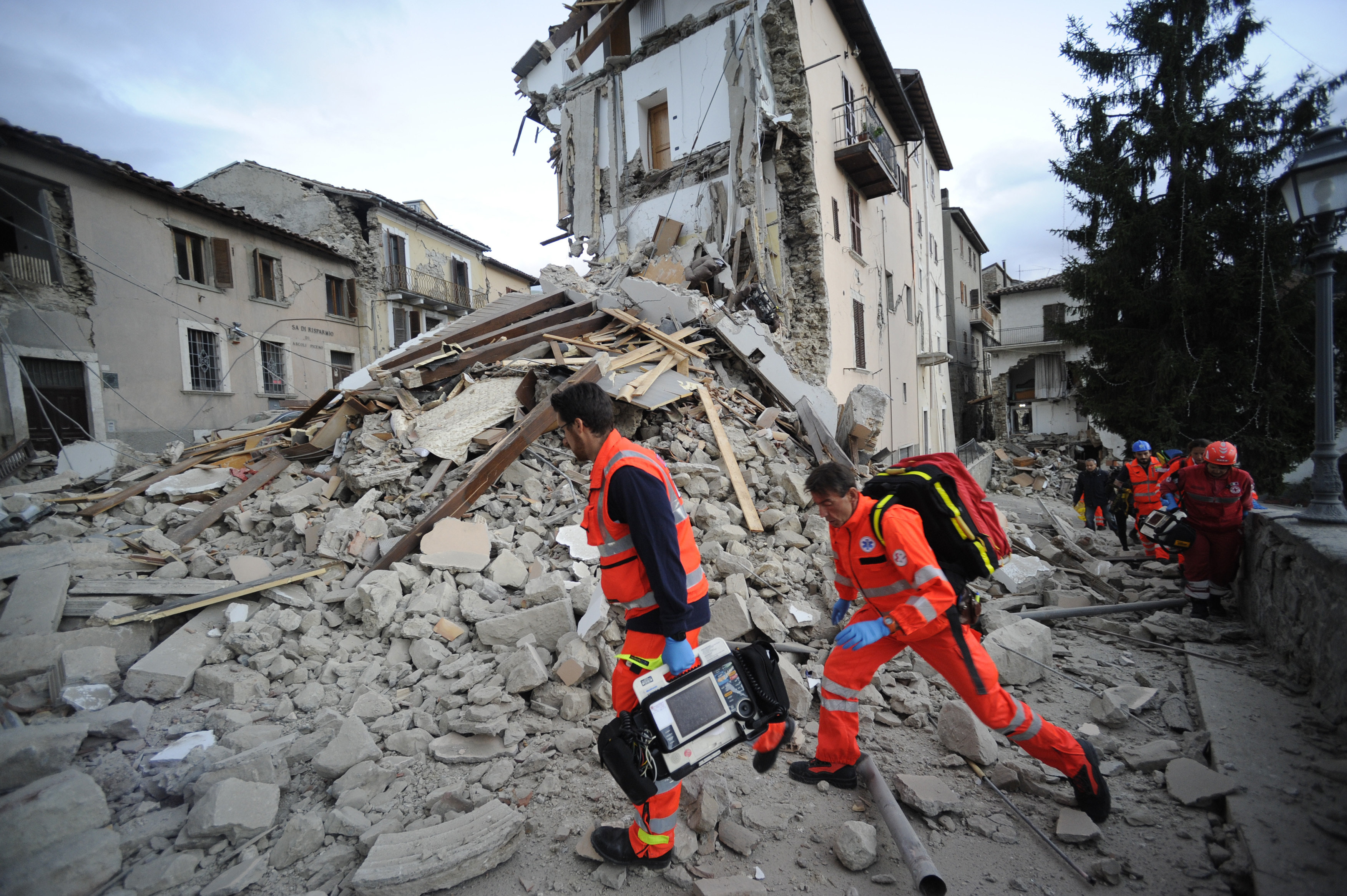 Αθήνα: Μηνύματα συμπαράστασης στην σεισμόπληκτη Ιταλία