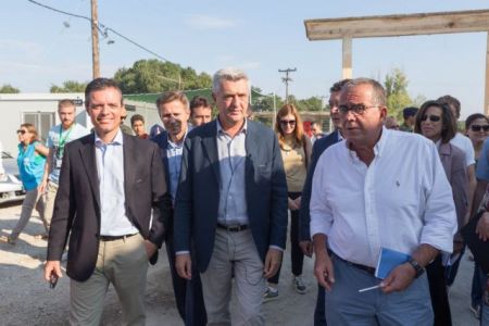 Επίσκεψη του Ύπατου Αρμοστή στο κέντρο προσφύγων στα Λαγκαδίκια