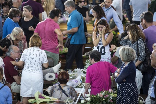 Βαρύ το πένθος στην Ιταλία, που λέει το τελευταίο «αντίο» στα θύματα του σεισμού
