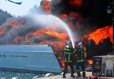 Lefkada: Two luxury yachts in Nydri go up in flames