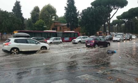 Σε παράλυση η Ρώμη λόγω ξαφνικών πλημμυρών