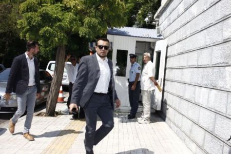 Ο παλιός έρωτας με τα ΜΜΕ και η επιχείρηση χειραγώγησής τους