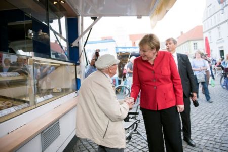 Σε ελεύθερη πτώση η δημοτικότητα της Μέρκελ
