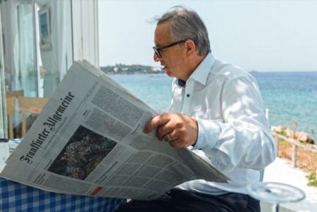 Όταν ο Γιούνκερ διαβάζει τη FAZ σε ελληνική ταβέρνα: Tο μενού είναι σε ευρώ…