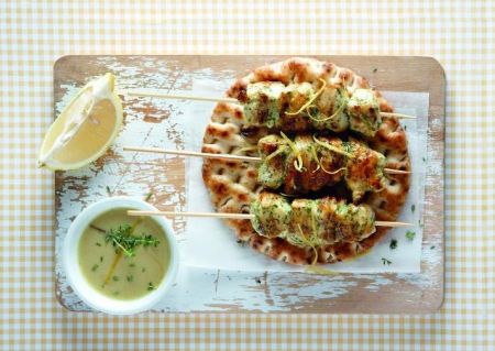 Κοτόπουλο καλαμάκι με λεμόνι και μυρωδικά