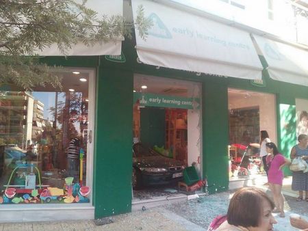 ΙΧ μπήκε σε κατάστημα παιχνιδιών στην πλατεία της Νέας Σμύρνης