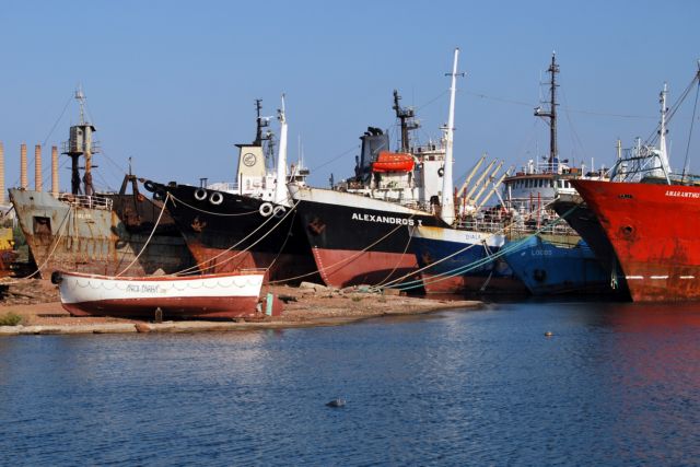 Ο Λιμενάρχης Ελευσίνας ανελκύει τα ναυάγια της περιοχής