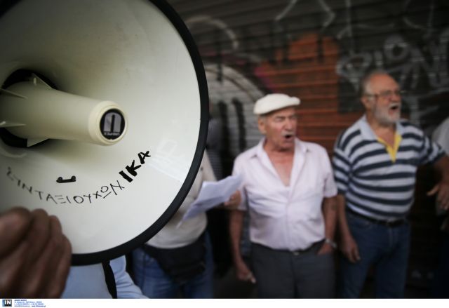 Pensioners stage demonstration outside ETEA offices