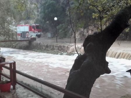 Μητέρα και δύο παιδιά απεγκλώβισαν από ρέμα πυροσβέστες στη Θεσπρωτία