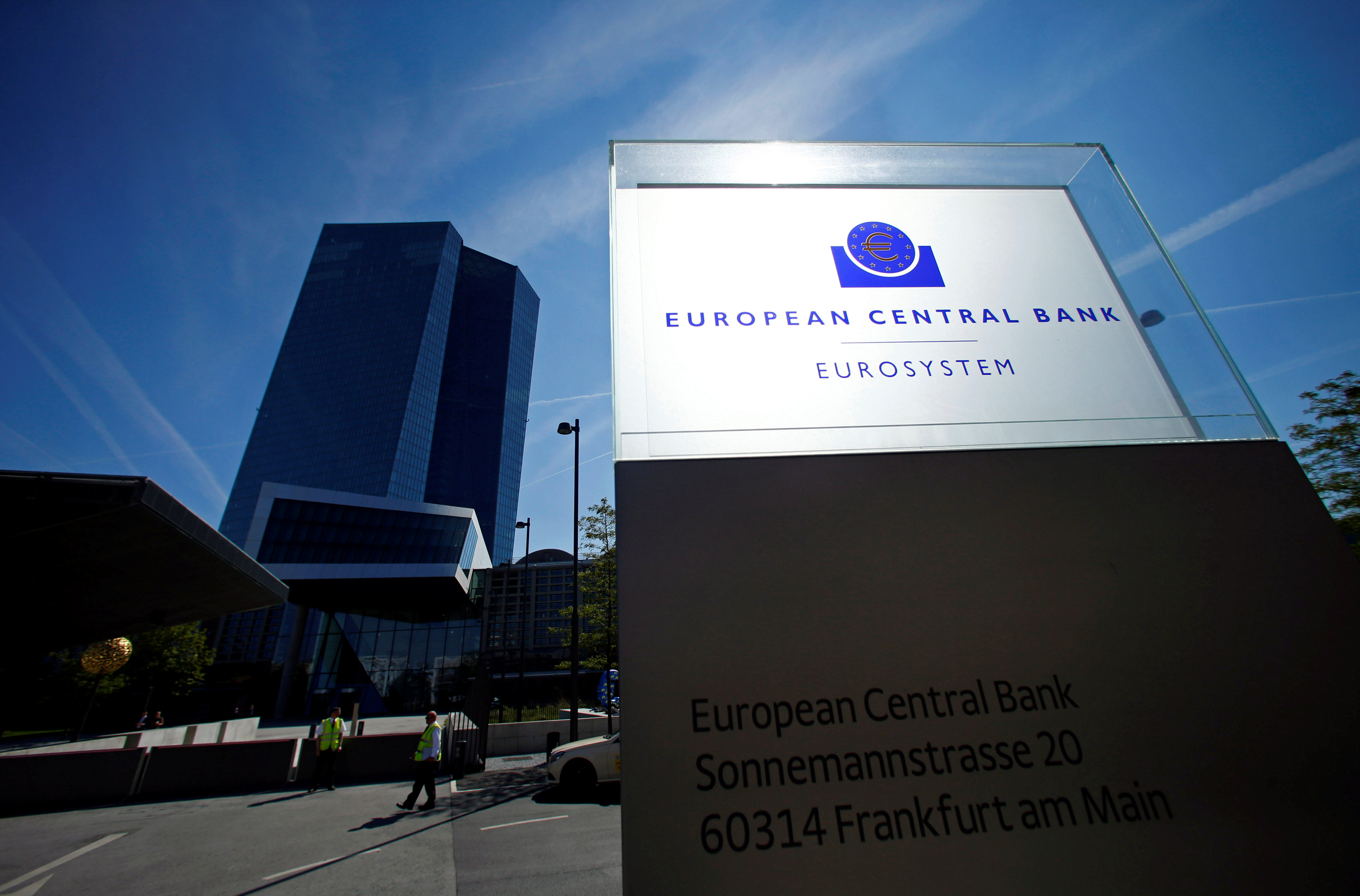 Bloomberg: Η Ελλάδα να ενταχθεί στο πρόγραμμα αγοράς ομολόγων της ΕΚΤ