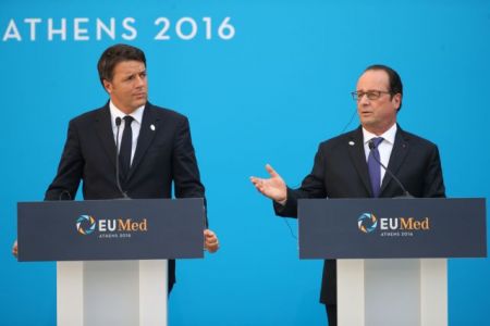 Ικανοποίηση Ρέντσι για τη στάση του Ολάντ στη Σύνοδο της Αθήνας