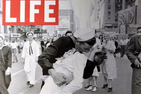 Πέθανε η νοσοκόμα από το θρυλικό «φιλί» στην Τάιμς Σκουέρ