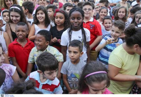 Πρώτη μέρα στο σχολείο και για τα προσφυγόπουλα