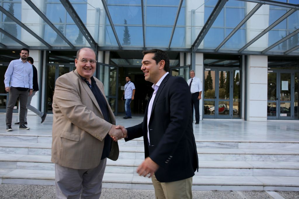 «Βραβείο αριστείας» στον Φίλη από τον Τσίπρα για τις Πανελλαδικές