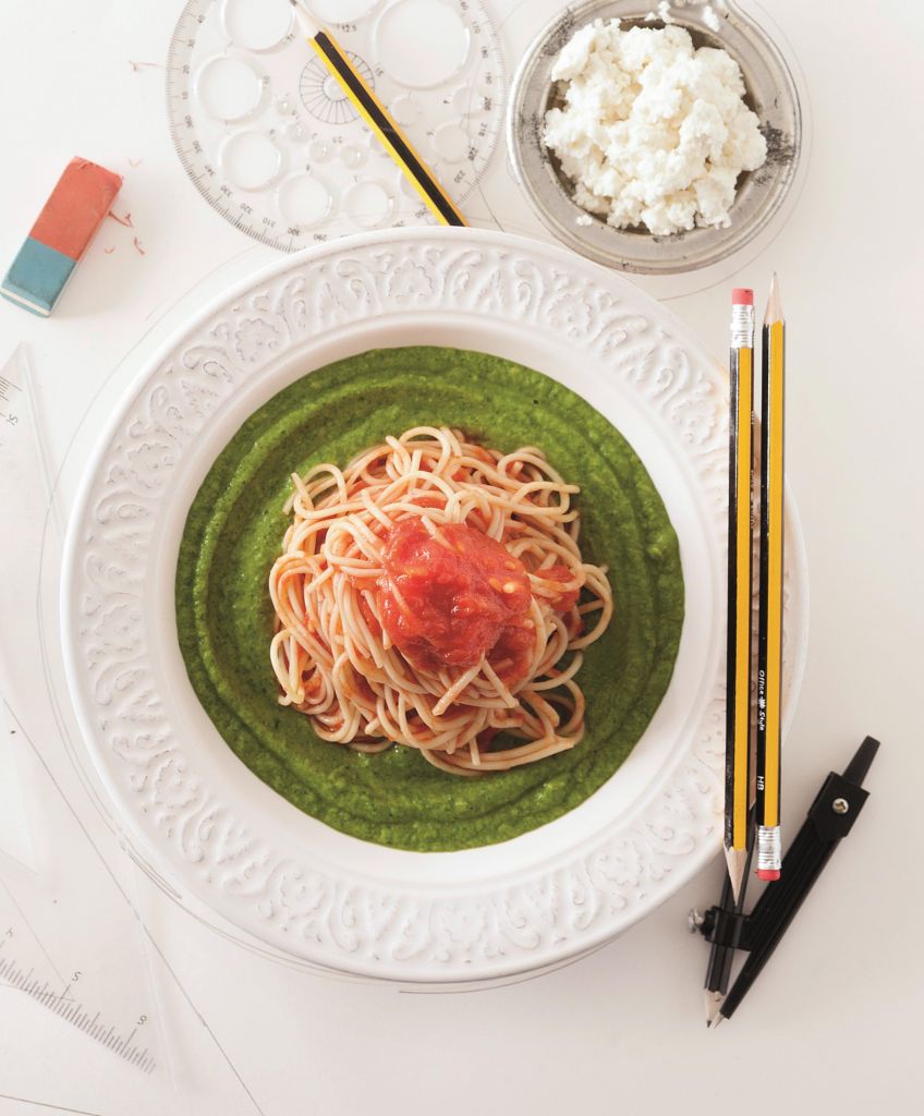 Μακαρόνια με ντομάτα σε πράσινο πουρέ