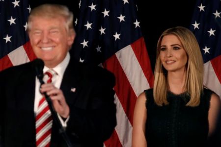 Ο Τραμπ προσπαθεί να σαγηνεύσει το γυναικείο εκλογικό σώμα