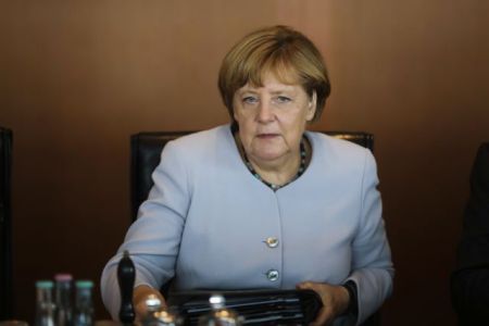 Μέρκελ: Αυτοσυγκράτηση για το θέμα απαγόρευσης της μπούρκας