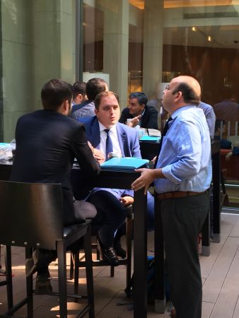 Περιμένοντας να τους φωνάξει η Ντέλια στο καφέ του Χίλτον