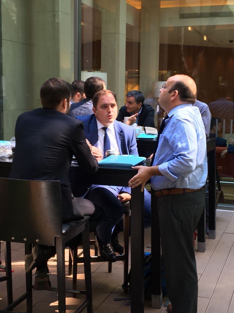 Περιμένοντας να τους φωνάξει η Ντέλια στο καφέ του Χίλτον