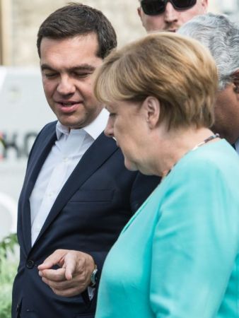 Handelsblatt: Ο Τσίπρας περιμένει ελάφρυνση χρέους από τον μεγάλο Συνασπισμό