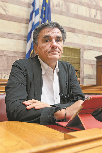 «Επιταγές» Τσίπρα μετά τις συντάξεις για τη μηχανή των εκλογών