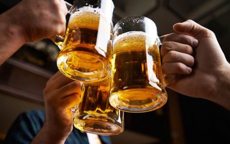 Ένα ποτήρι μπίρα μάς κάνει πιο κοινωνικούς
