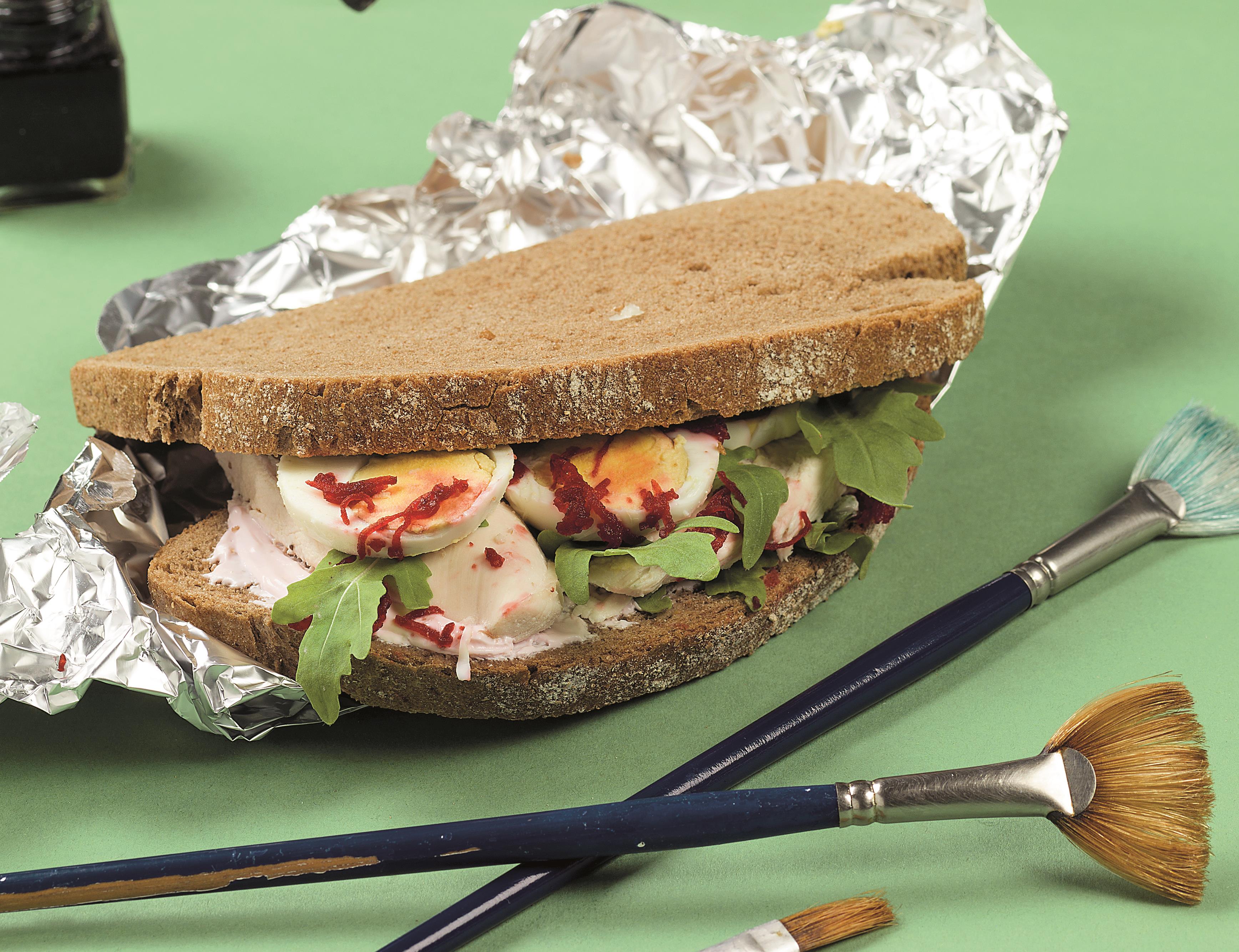 Σάντουιτς με κοτόπουλο και ροζ σος γιαουρτιού