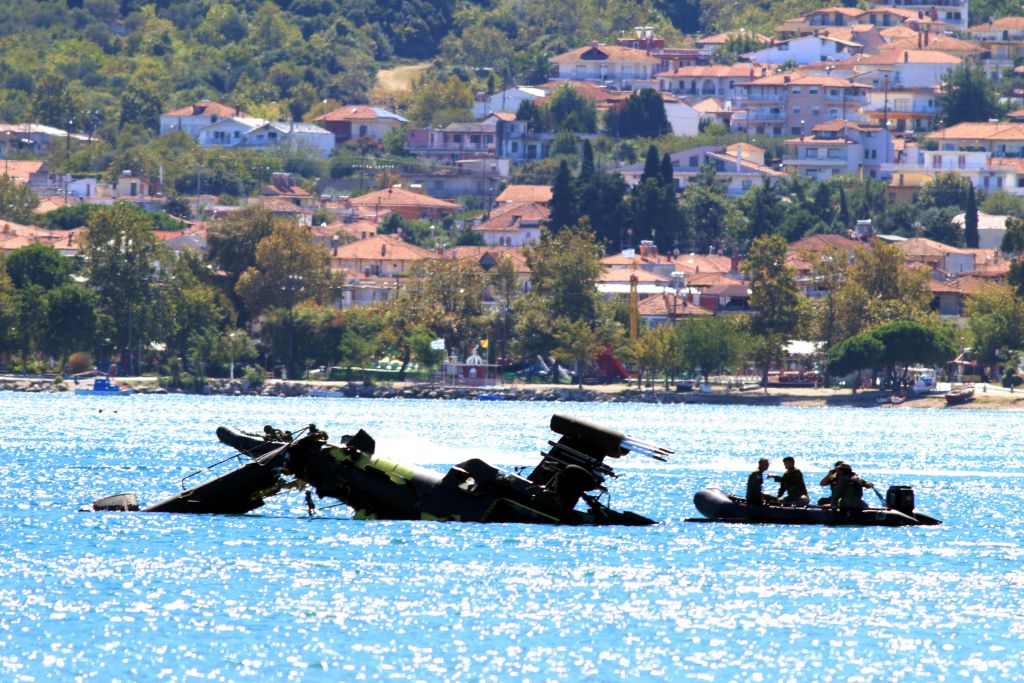 Πτώση ελικοπτέρου απάτσι στη Βόρεια Ελλάδα – Σώοι οι δύο χειριστές