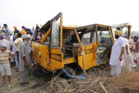 Ινδία: Λεωφορείο έπεσε σε κανάλι – 35 νεκροί