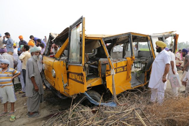 Ινδία: Λεωφορείο έπεσε σε κανάλι – 35 νεκροί