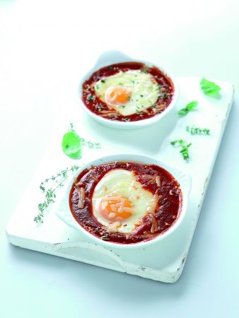 Αβγά με σάλτσα ντομάτας και γραβιέρα