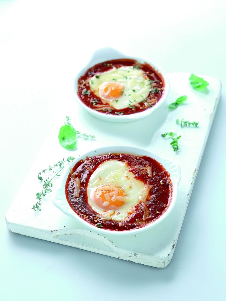 Αβγά με σάλτσα ντομάτας και γραβιέρα