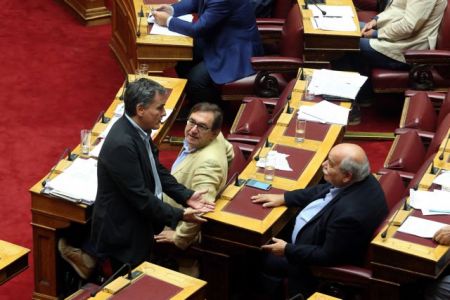 Αφαντοι υπουργοί, βουλευτές αντιμέτωποι με τον θυμό