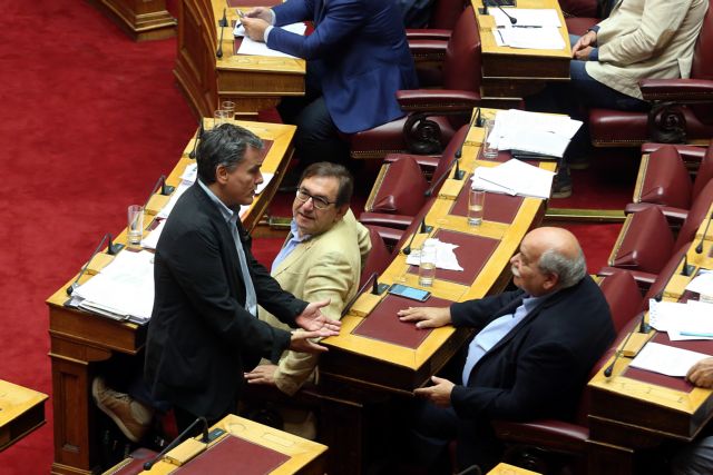 Αφαντοι υπουργοί, βουλευτές αντιμέτωποι με τον θυμό