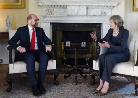 Τελεσίγραφο Σουλτς προς Μέι: Το Brexit πρέπει να ολοκληρωθεί πριν τις ευρωεκλογές του 2019