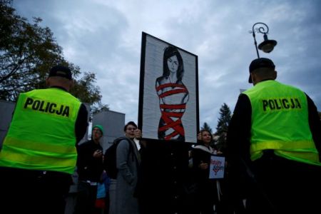 Την πλήρη απαγόρευση της άμβλωσης εξετάζει η Πολωνία
