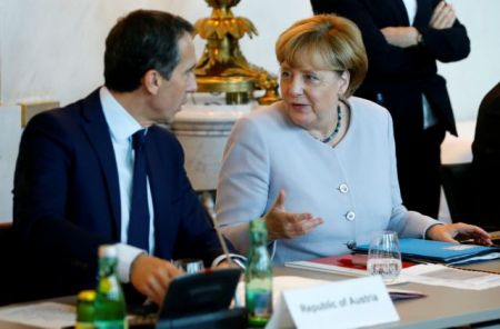 Η Μέρκελ παγιδευμένη στις αντιφάσεις της