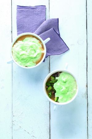 Ζωμός από καπνιστά κολοκυθάκια με αφρό σπαραγγιών