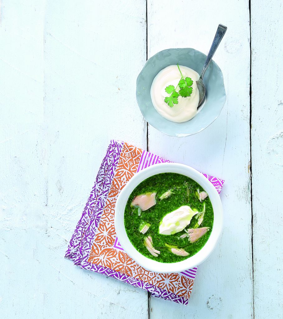 Κοτόσουπα με σπανάκι και καυκαλήθρες